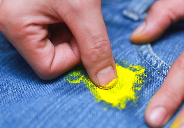 Якщо гліцерину немає під рукою, а випрати річ потрібно терміново, замочіть джинси в мильному розчині