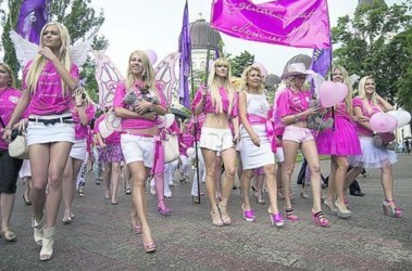 31 травня 2011, 7:49 Переглядів:   У минулому році сотні блондинок в рожевих кофточках вийшли на вулиці Одеси