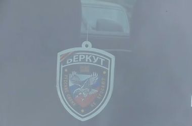 25 квітня 2016, 14:47 Переглядів:   У машині правоохоронець повісив шеврон Беркута з проросійськими гаслами