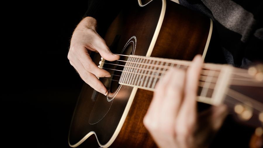 У навчальному центрі «Люстдорф», розташованому в різних районах Одеси, професійні музиканти навчать вас грати на класичній гітарі