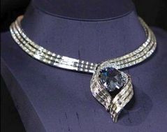 «Обійми Хоупа» - три ряди алмазів-багетів прямокутної смарагдового огранювання, «обіймають» блакитний діамант Хоуп