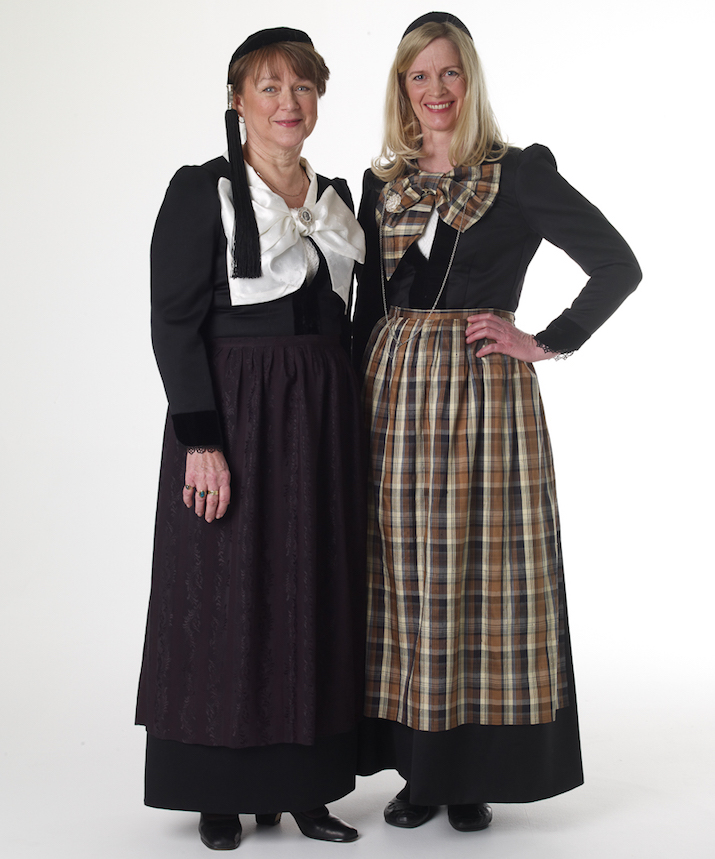Костюм був популярний в XVIII і XIX століттях, до речі, в нього були включені і переосмислення предмети чоловічого гардероба, наприклад, курточка, яку носили дами, була запозичена з чоловічого ісландського костюма