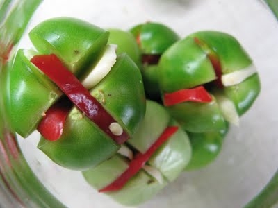 Зелені помідори, фаршировані часником - Смачного