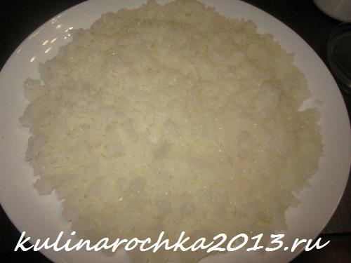 1 шар - рис, його необхідно приправити рисовим оцтом   і промазати заправкою з майонезу і васабі