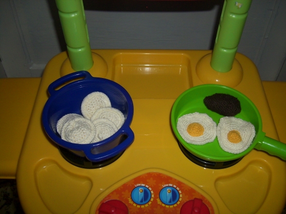 Донькам сподобалося готувати і тому з'явилися в'язані пельмені, яєчня з котлетою