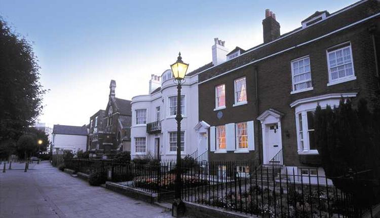 Діккенс народився в будинку на 1 Mile End Terrace (сьогодні перейменована в 393 Old Commercial Road), де зараз розташований   його музей (Charles Dickens 'Birthplace Museum)   - одна з визначних пам'яток Портсмута