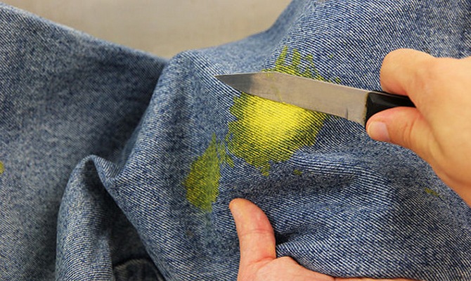 Візьміть ніж з тупим лезом, щоб не порвати виріб, і акуратно зніміть засохлу фарбу