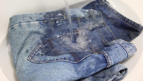 Для виведення застарілого плями необхідно на час замочити джинси