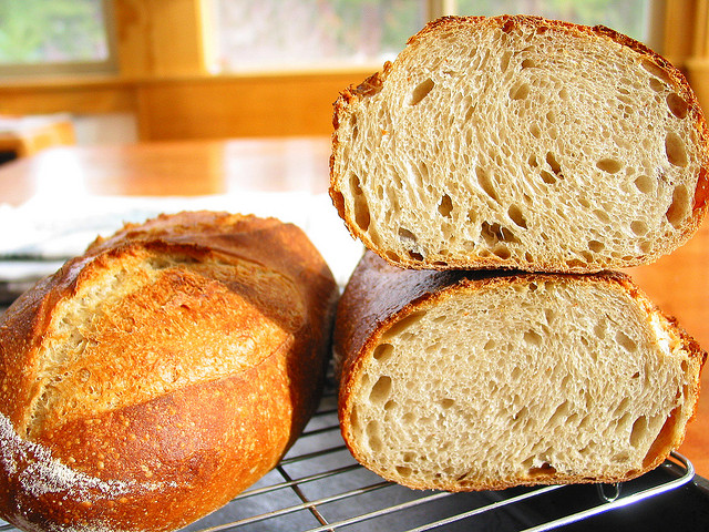 М'який, з пористим м'якушем, легкий і хрусткий - саме такий хліб, приготовлений з використанням дріжджових культур