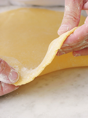 Коли можна буде приступати до випічки, зніміть плівку і розкачайте тісто на злегка посипаною борошном поверхні до товщини 2-3 мм