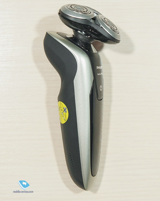 Виглядає електрична бритва Philips S9041 / 21 точно так же, як будь-яка бритва від Philips серій 5000 і 7000, призначених для сухого і вологого гоління: досить широка рукоятка, виріз для вказівного пальця і ​​бритвений блок