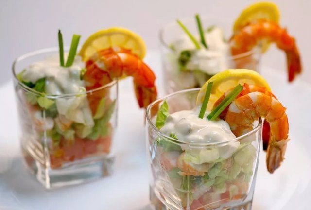 Салат-коктейль з креветок в чарочка   Креветки свіжозаморожені - 100 г, огірок - 1 шт