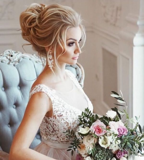 Висока весільна зачіска робить образ нареченої стриманим і елегантним   Об'ємний і пишний пучок