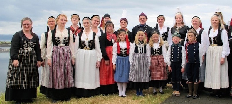 А ось ще один вид ісландського національного сукні - upphlutur - це за своєю суттю колишнє нижню білизну, що з часом перетворилося в повноцінний наряд, адже спочатку upphlutur був нижній сорочкою, який входив до складу faldbúningur