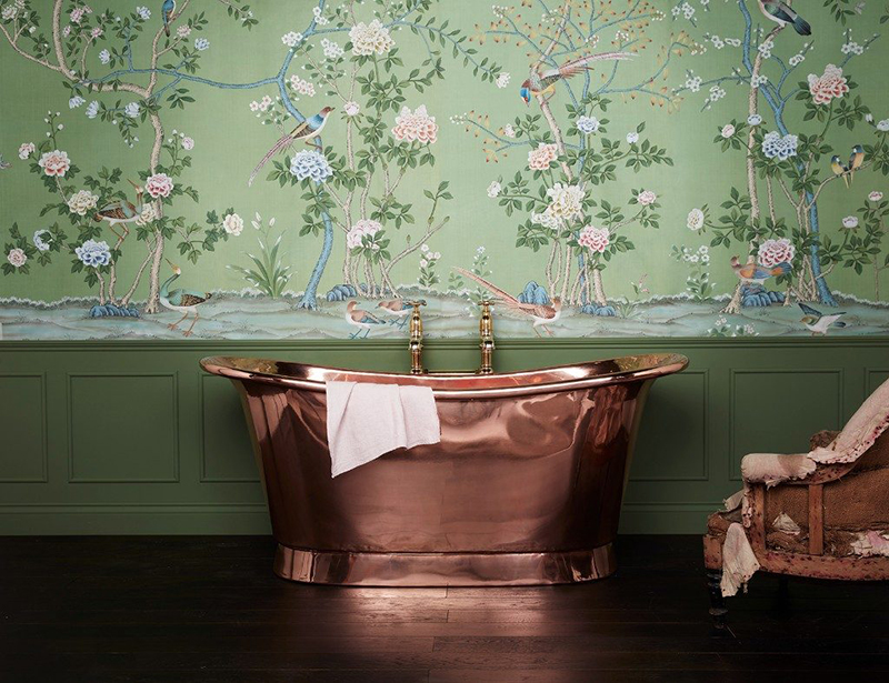 А також неймовірно вишуканий стиль ванній кімнаті створять шпалери шинуазрі з натурального шовку з позолоченим тисненням, які в більшій частині виготовляє англійський відомий бренд шпалер De Gurney, про який ми вже писали раніше в попередній статті    Стиль шинуазрі в інтер'єрі   