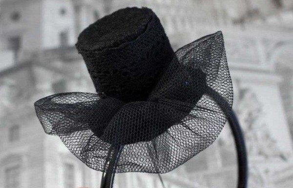 Замість різеліна для виготовлення основи капелюшки своїми руками з паперу використовують туалетний папір, серветки або іншу м'яку папір