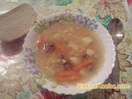 Класичний гороховий суп - це одне з найсмачніших і поживних страв на замітці у господині