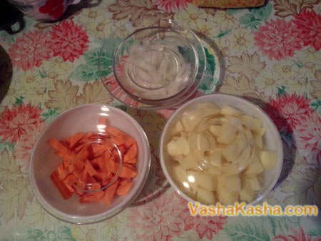 Поки готується бульйон, потрібно підготувати овочі: цибулю чистимо і ріжемо, морква чистимо і ріжемо соломкою (не дрібне), картопля чистимо і нарізаємо великими кубиками