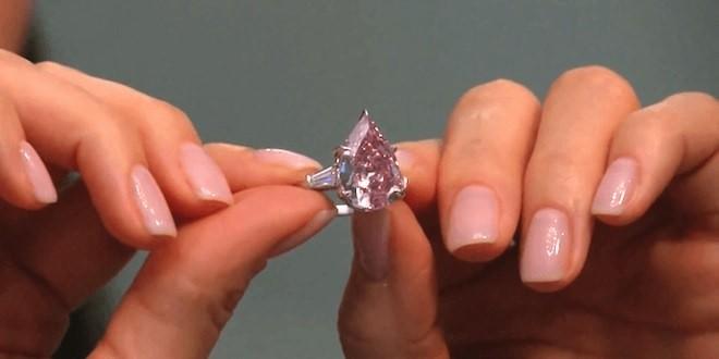 Аукціонний дім «Christie» в   Женеві   продав з молотка унікальний рожевий діамант - камінь високої чистоти вартістю в 18,1 мільйонів   швейцарських франків